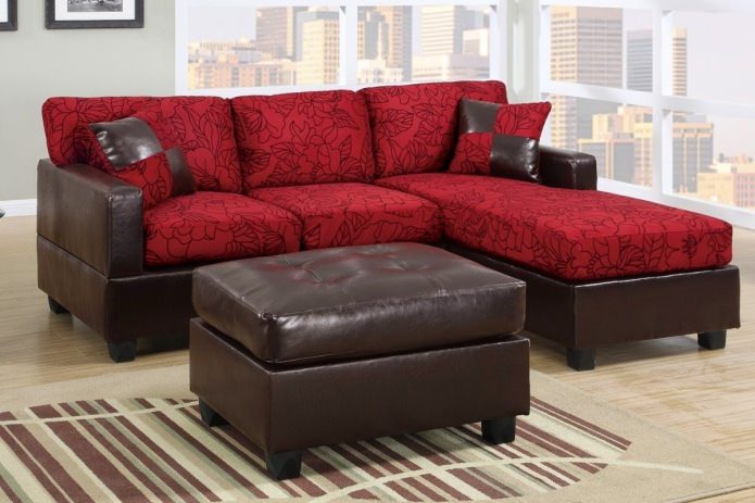 Красно-коричневый диван
