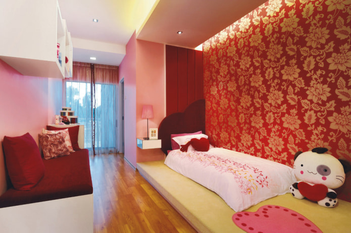 детская комната для девочки с бордово-золотистыми стенами