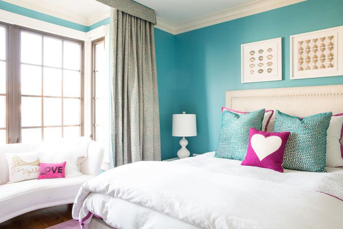 дизайн спальни в бирюзовых тонах с розовыми подушками