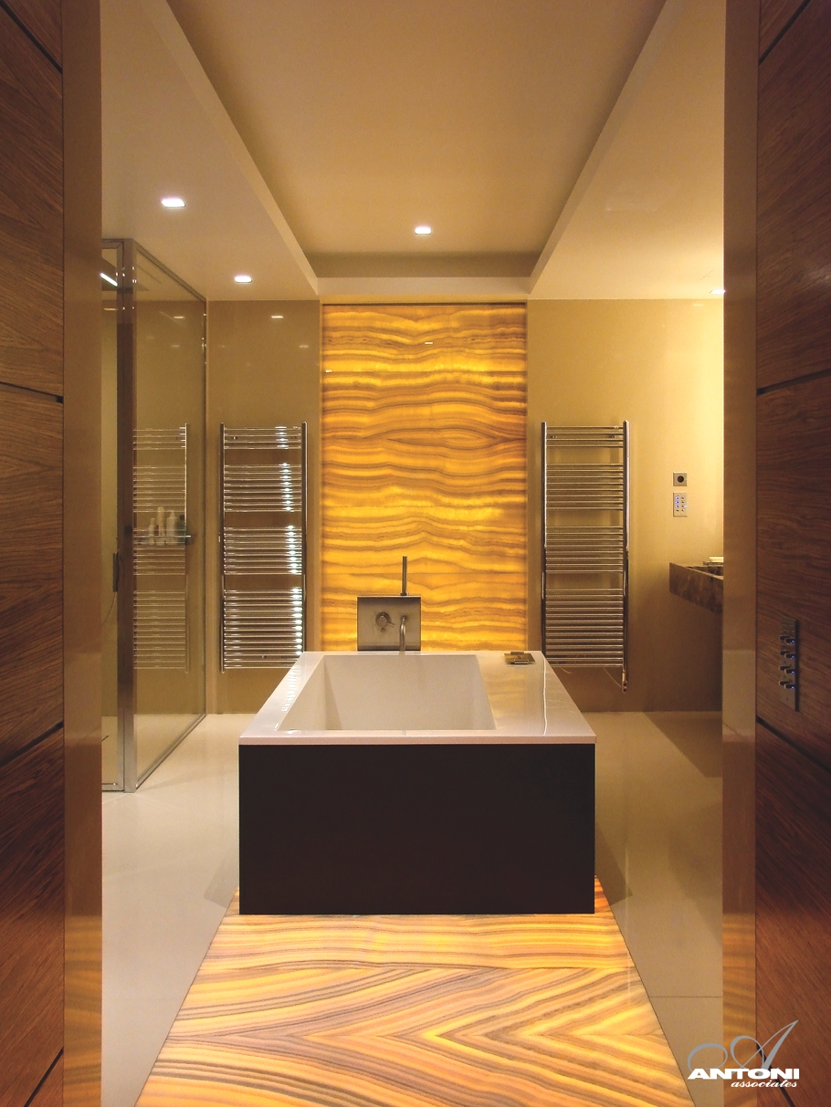 Зеркальные поверхности в ванной комнате визуально делаю помещение более объемным