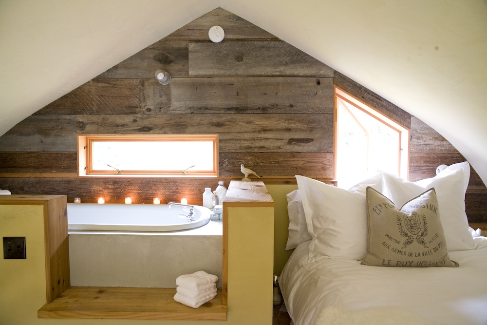 Дизайн интерьера спальни с ванной