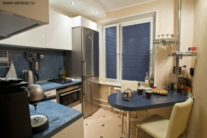 Дизайн интерьера маленькой кухни с холодильником