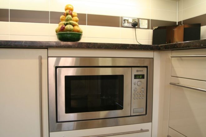 Микроволновая печь на кухне