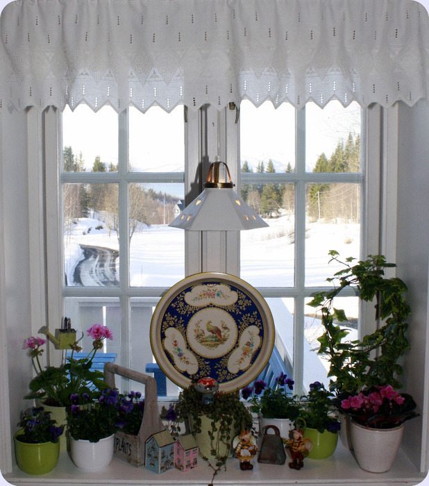 Декоративные элементы на кухонном окне