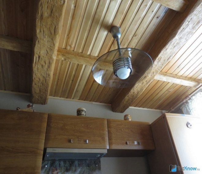 Потолок на кухне из дерева