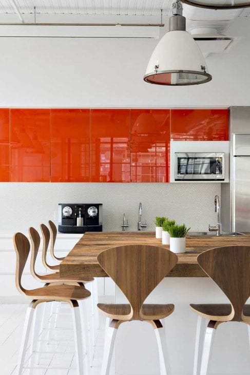 сочетание темного оранжевого в дизайне кухни с другими цветами