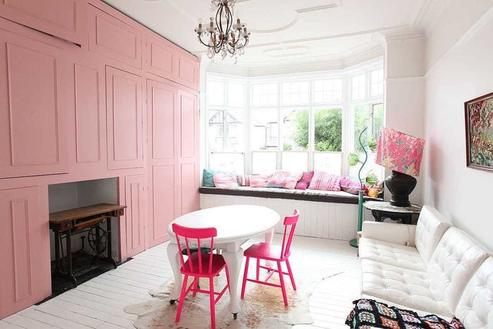 вариант применения розового цвета в светлом дизайне квартире