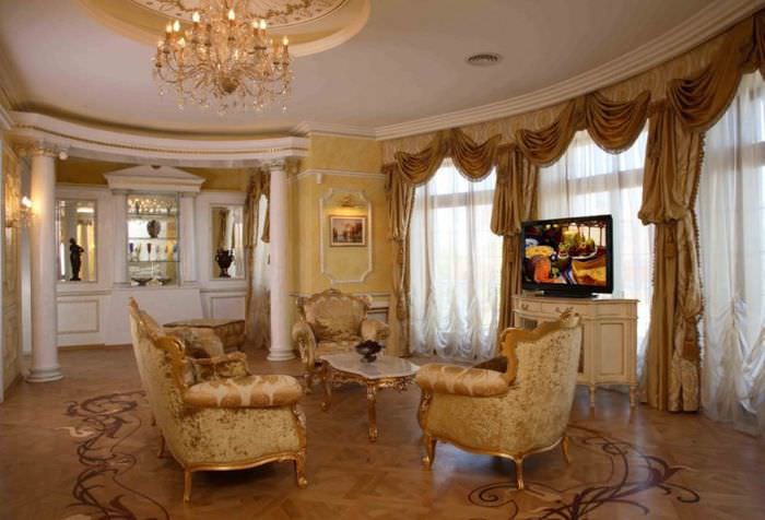 Фото интерьера классической гостиной в античном стиле