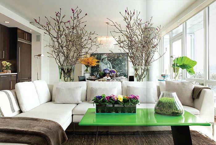 Дизайн светлой гостиной с белым угловым диваном