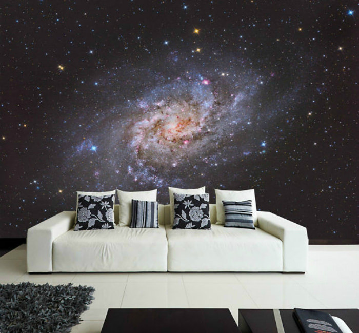Белый диван на фоне космических обоев