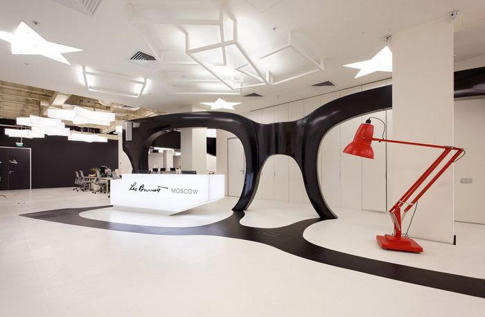 Гигантские очки в качестве офисной декорации