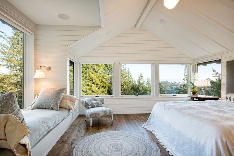 Белоснежная спальня с широкими просторными окнами смотрится просто великолепно