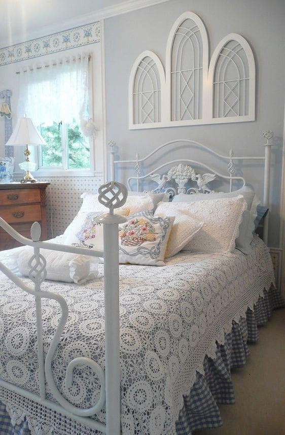 Элегантный голубой и ажурное белое кружево создают королевское обличье интерьера спальни