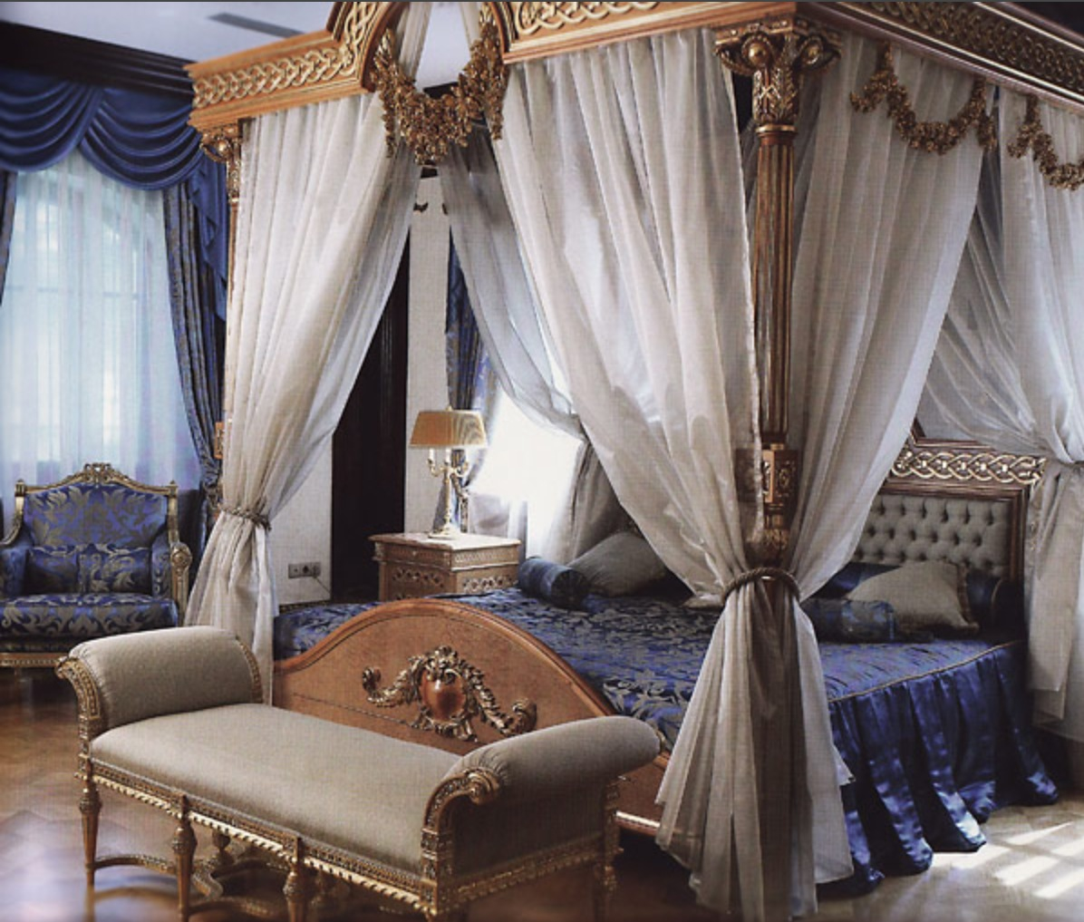 банкетк ав стиле ампир в интерьере синей спальни