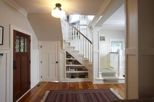 Дизайн холла с лестницей на второй этаж в частном доме: фото варианты