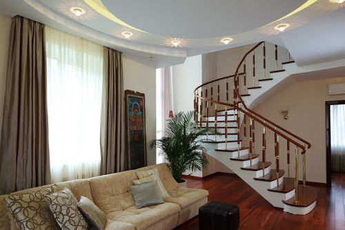 Дизайн холла с лестницей на второй этаж в частном доме: фото варианты