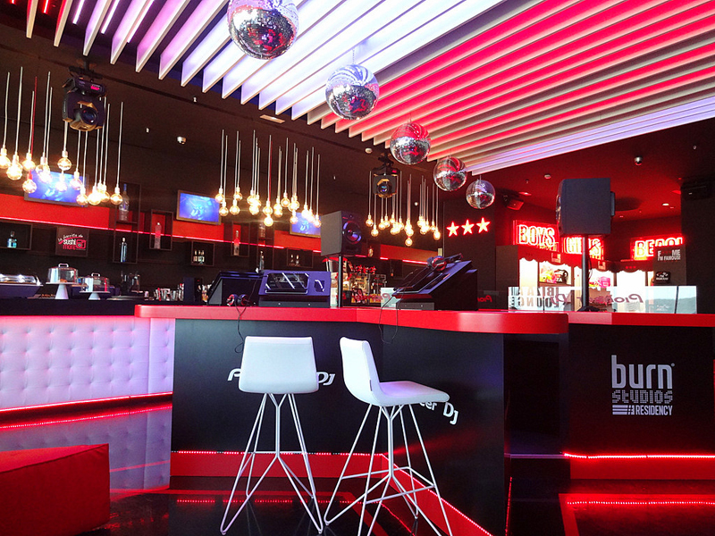 Клуб зала ожидания DJ David Guetta’s в аэропорту Ибицы