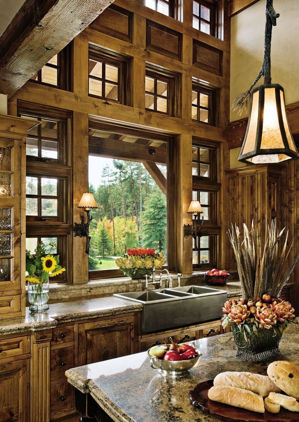 Деревянные окна различных размеров на кухне