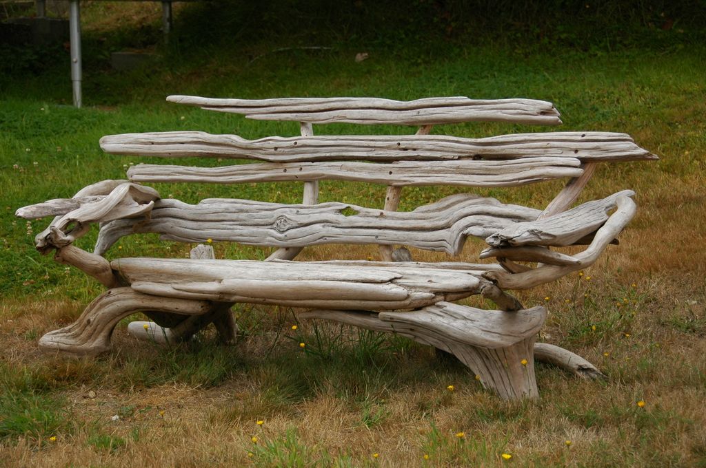 Скамейка составленная из обработанных коряг