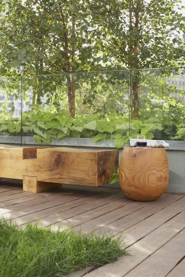 Деревянная скамейка из цельного бруса с секциями для подставок и деревянным столиком