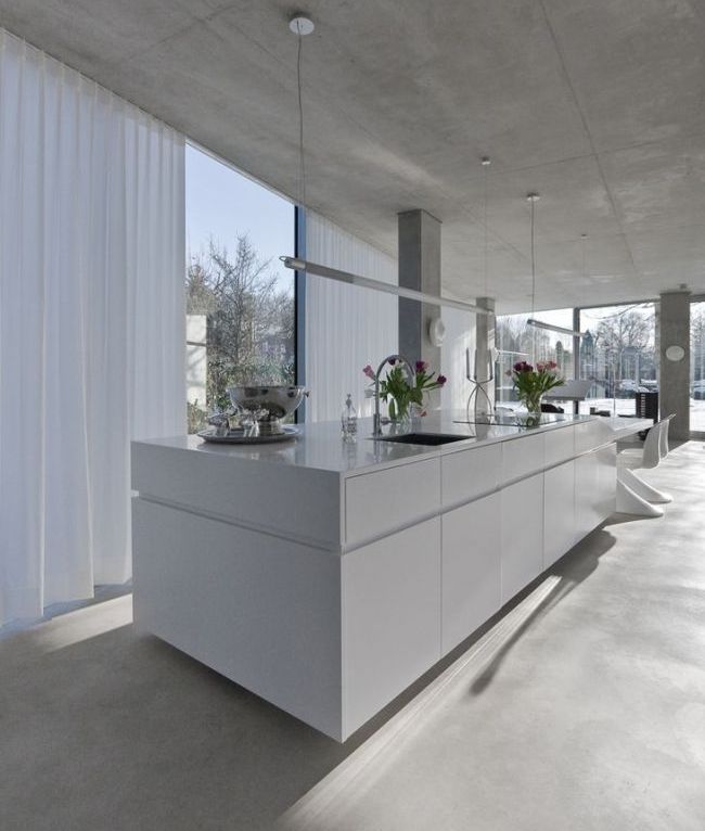 Белые занавески на кухне в стиле минимализм