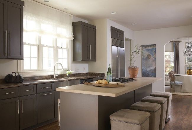 Если кухонная мебель расположена под окном - отдайте предпочтение коротким занавескам