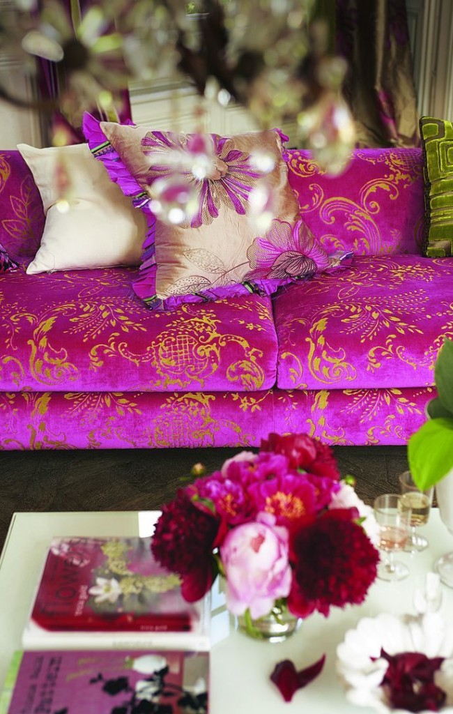 Нарядный диван ярко-розового цвета станет украшением гостиной 
