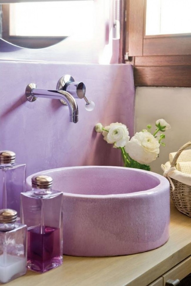 Использование лилового цвета в ванной - необычное решение