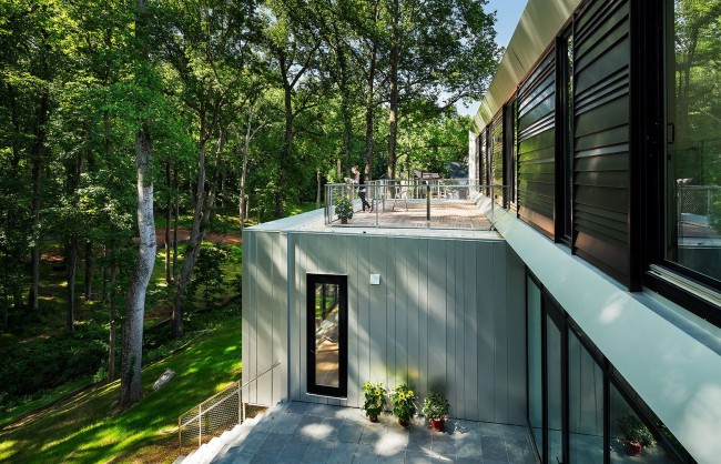 Современный модульный дом с прекрасным видом на лес