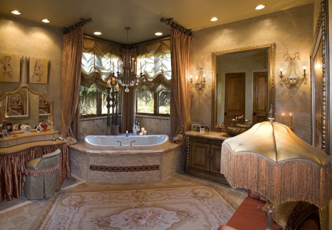 Французские шторы. Отделка стен, имитирующая грубое оштукатуривание, и французские шторы, закрывающие окно ванной комнаты - неподражаемая аристократичность обстановки