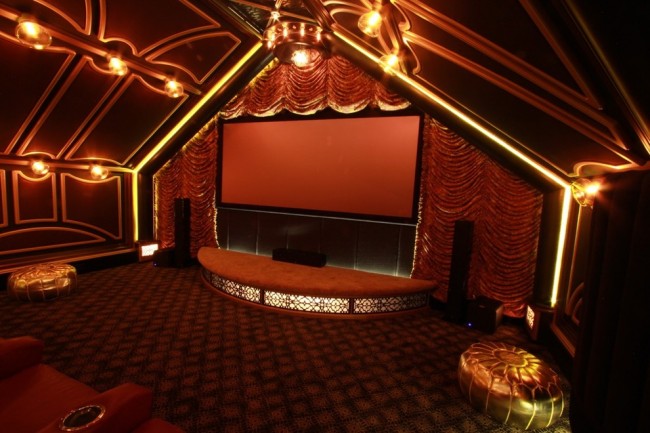 Французские шторы. Оформление домашнего кинотеатра в виде театральной сцены с помощью тяжелых бархатных французских занавесей