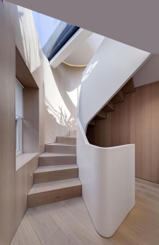 Креативная деревянная лестница в частном доме