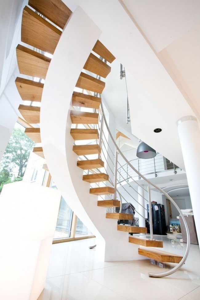 Современная волнообразная лестница в двухэтажном доме