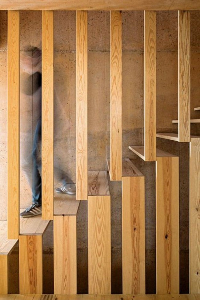 Широкие ступени деревянной лестницы гарантируют комфорт и безопасность эксплуатации
