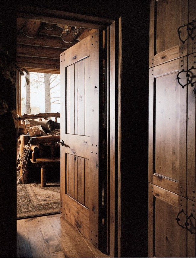 Деревянная дверь в стиле рустика
