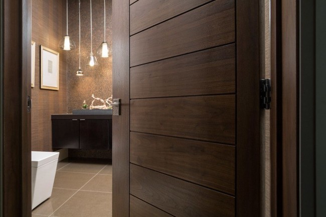 Деревянные двери можно устанавливать и в ванной комнате