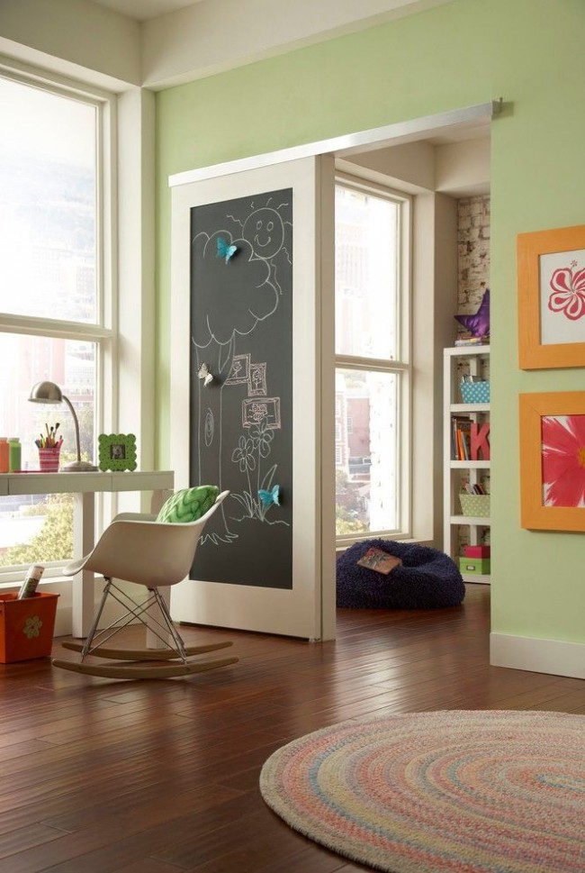 Деревянная дверь с доской для рисования в детской комнате