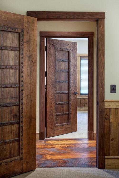 Двери из натурального дерева смотрятся богато и очень стильно
