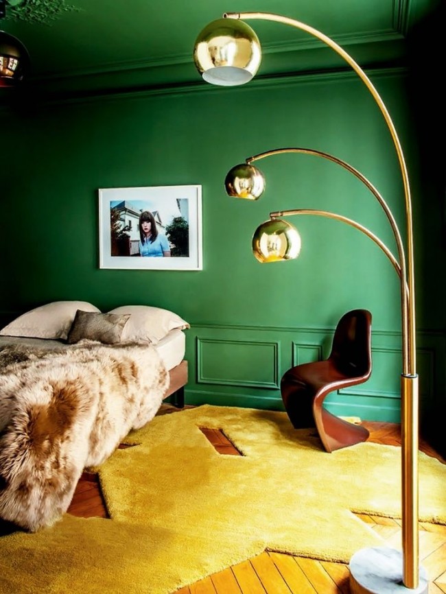 Спальня, объединившая яркие цвета в своем интерьере