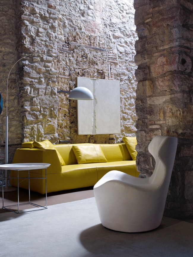 Потрясающий, дышащий свежестью, интерьер с дизайнерской мебелью от B&B Italia (диван Bend Sofa - Патриция Уркиола, кресло Piccola Papilio - Наото Фукасава) и полностью покрытыми декоративным камнем стенами