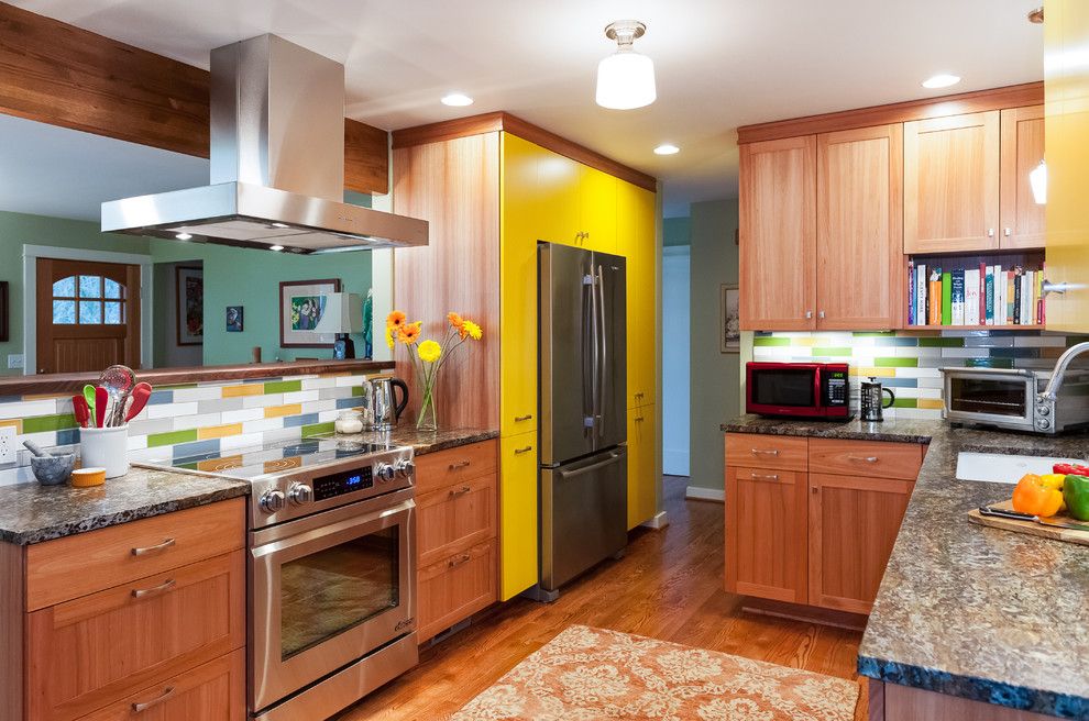 Яркий шкаф добавит изюминку вашей кухне