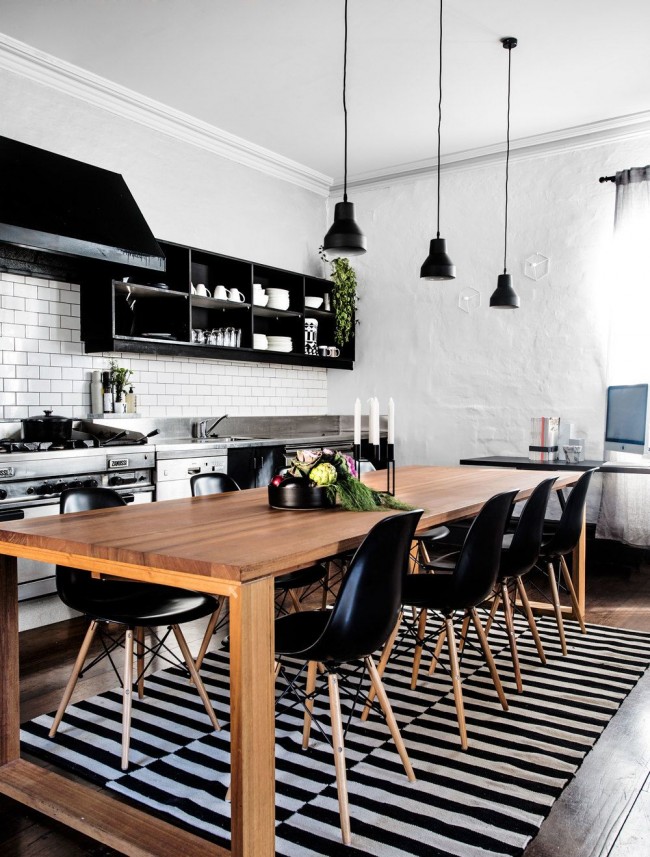 Кухонный стол цвета ольхи в черно-белой кухне