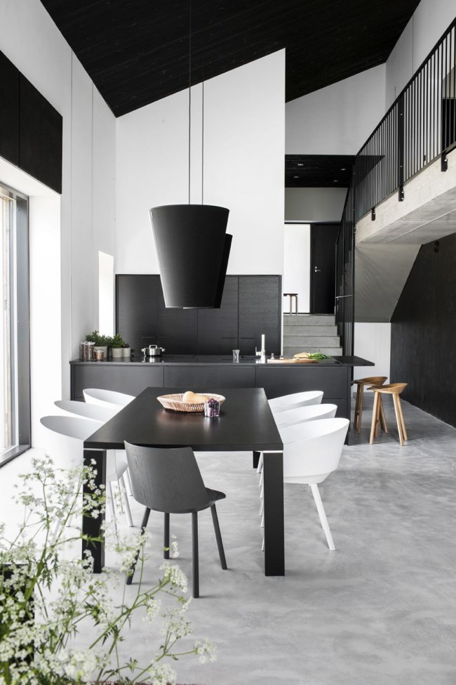 Черный пластиковый стол в кухне стиля хай-тек