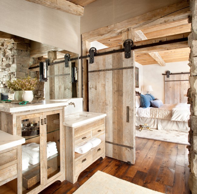 Раздвижная деревянная дверь в ванной комнате стиля рустика