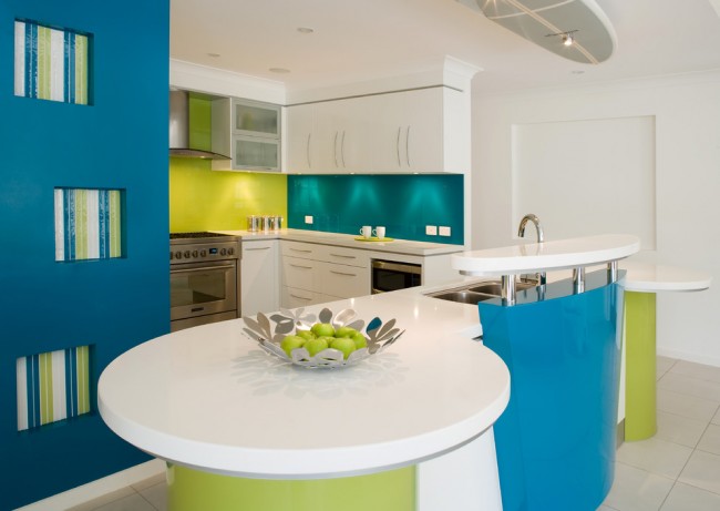 Минималистичная голубая кухня с ярким зеленым акцентом