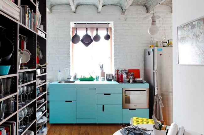 Голубая кухня в стиле лофт с белой кирпичной стеной