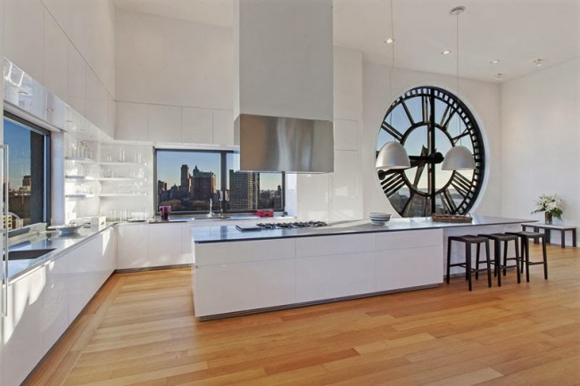 Наверное, самые сногсшибательные часы в кухне: невероятный пентхаус в башне 1914 года постройки, Бруклин, Нью-Йорк