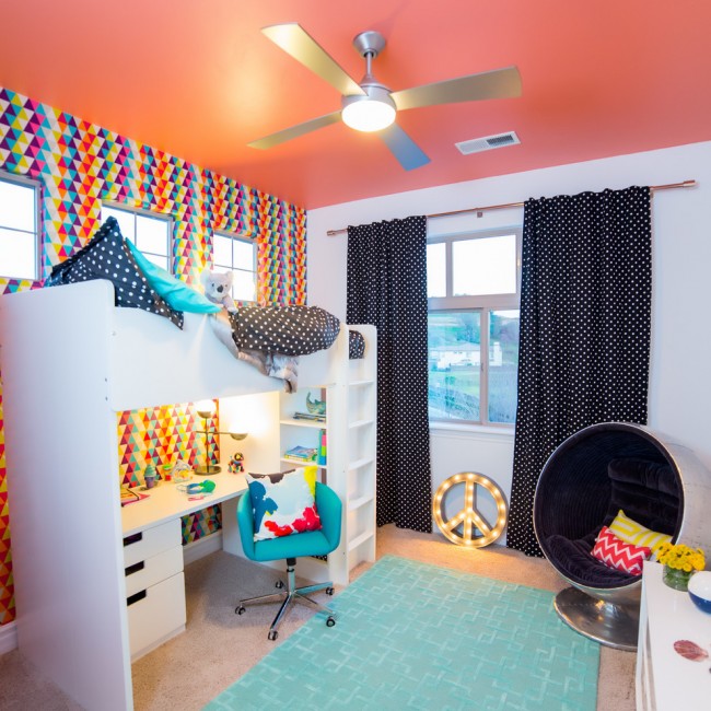 Яркая детская комната с коралловым матовым натяжным потолком