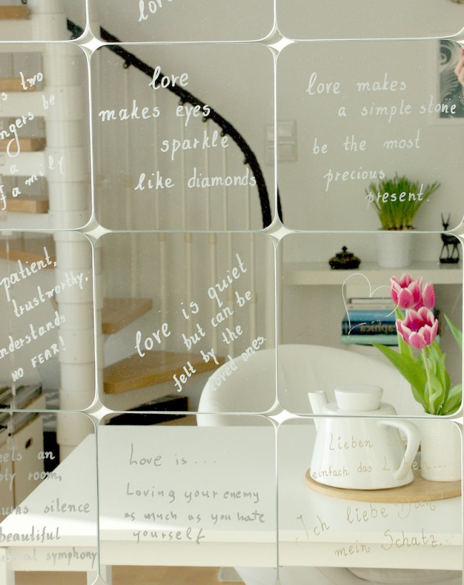 Зеркало — эффективный помощник во многих сложных ситуациях, связанных с декорированием комнаты, ведь вы можете создать свою уникальную зеркальную поверхность, какой ни у кого другого не будет