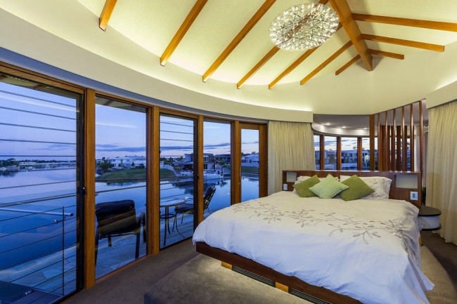 Шикарная спальня с панорамным видом на залив
